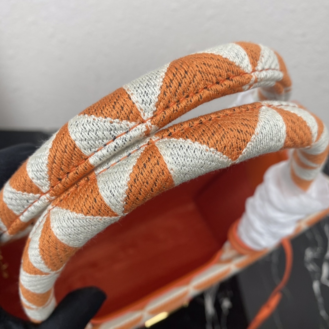 Pra*a small tote in saffiano leather 1ba356-39*31*11cm