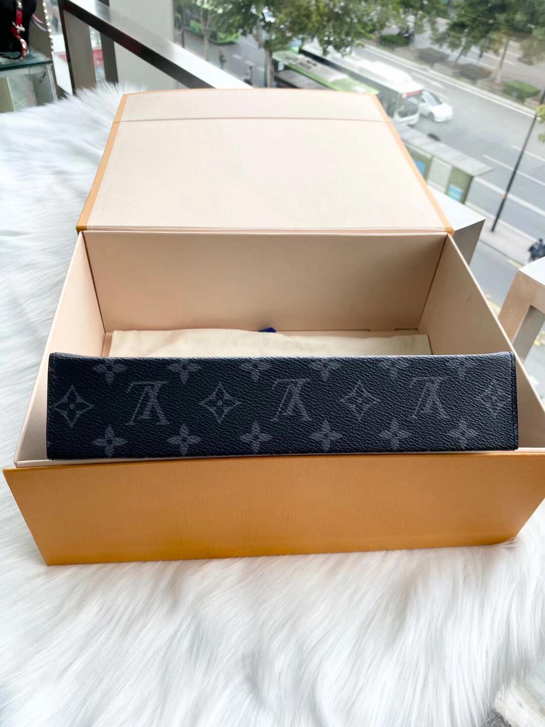 l**is V*t*n pochette accessoires-26x20cm