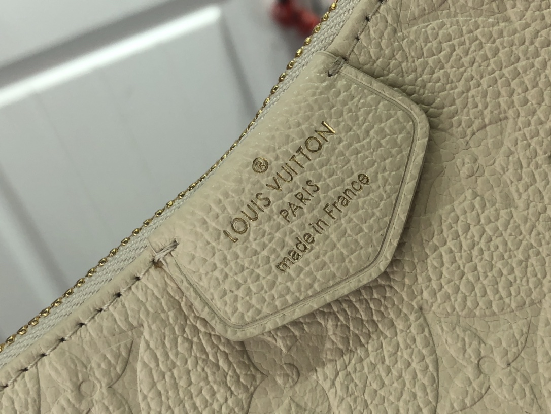 l**is V*t*n easy pouch on strap-19x11.5x3cm