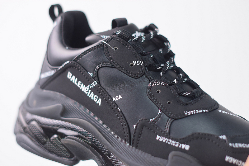 Ba*len*cia*ga triple s