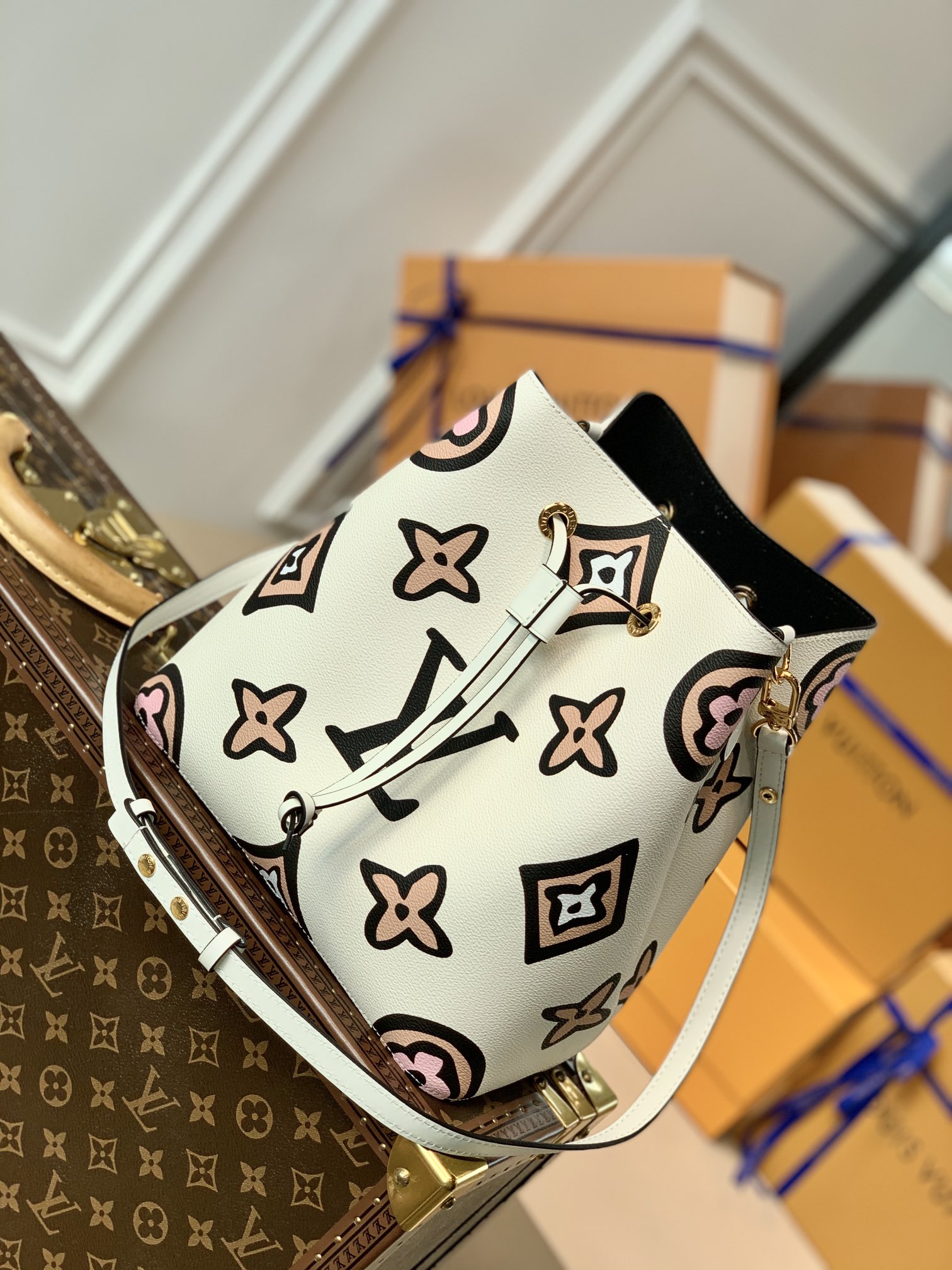 l**is V*t*n wild at heart néonoé bucket bag -26x22x27cm