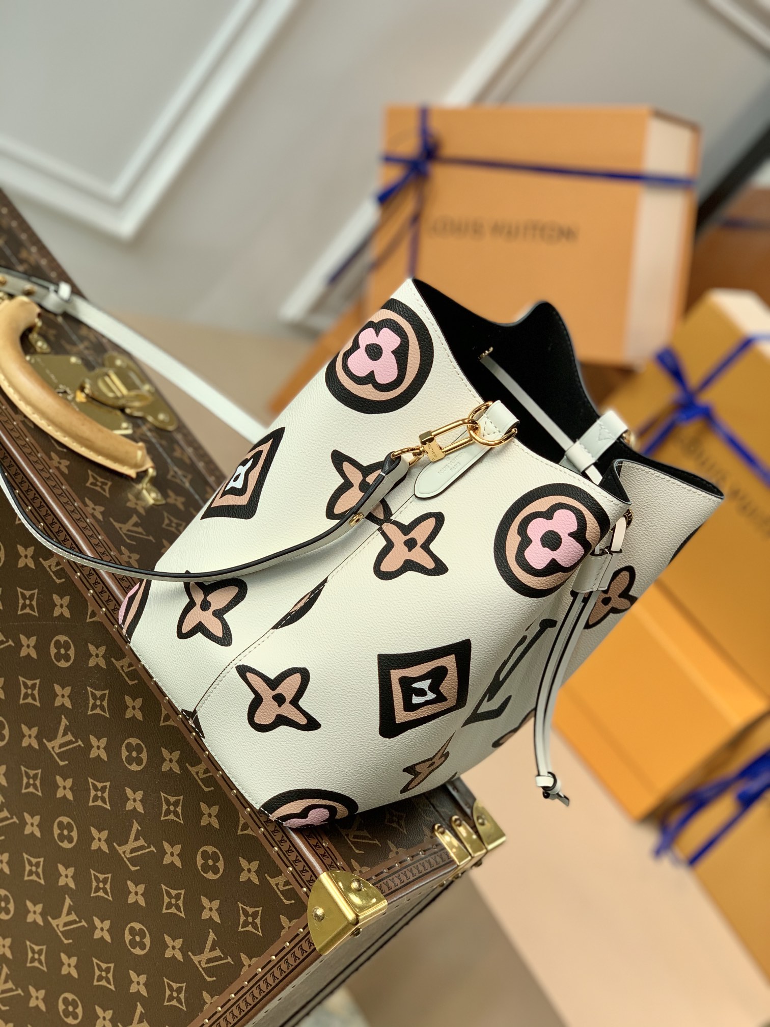 l**is V*t*n wild at heart néonoé bucket bag -26x22x27cm