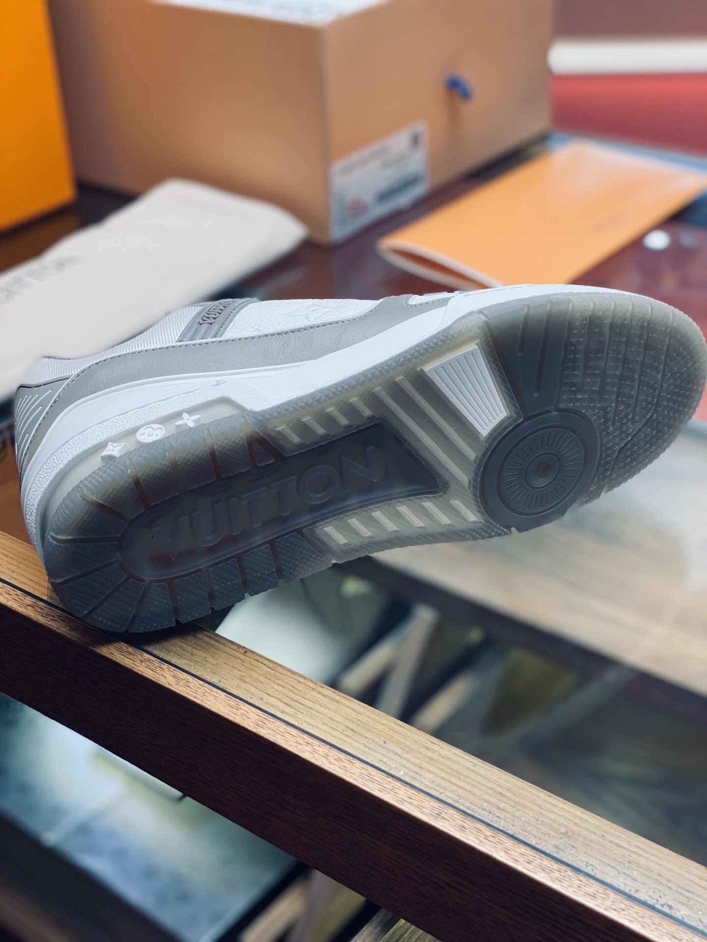 l**is V*t*n sneakers(eu39-eu45)