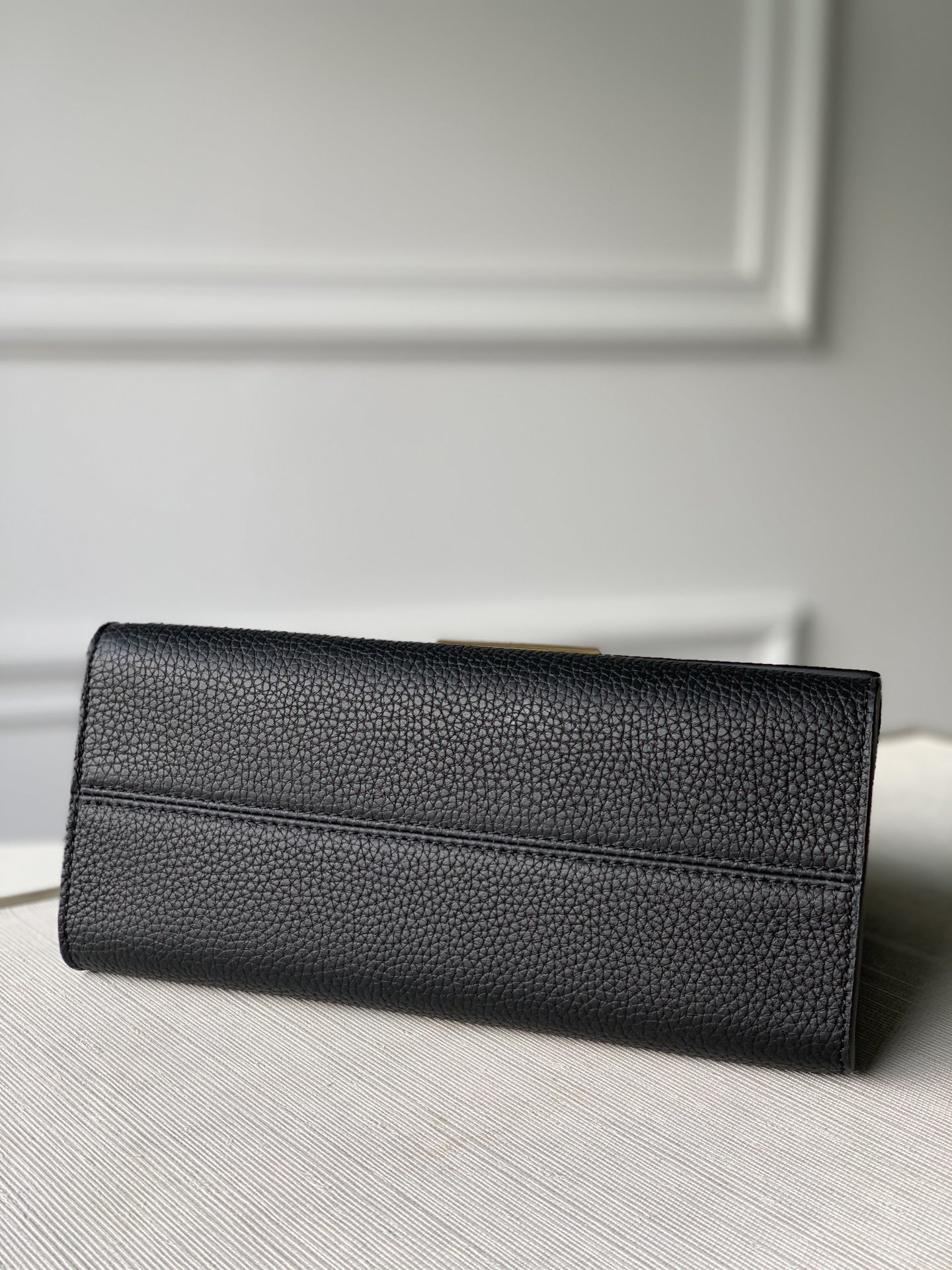 l**is V*t*n twist one handle-17.0 x 25.0 x 11cm