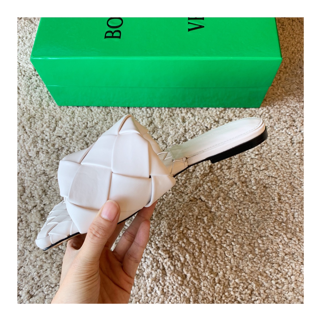 Bo*te*ga ve*ne*ta sandals