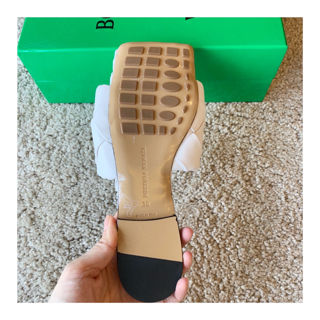 Bo*te*ga ve*ne*ta sandals