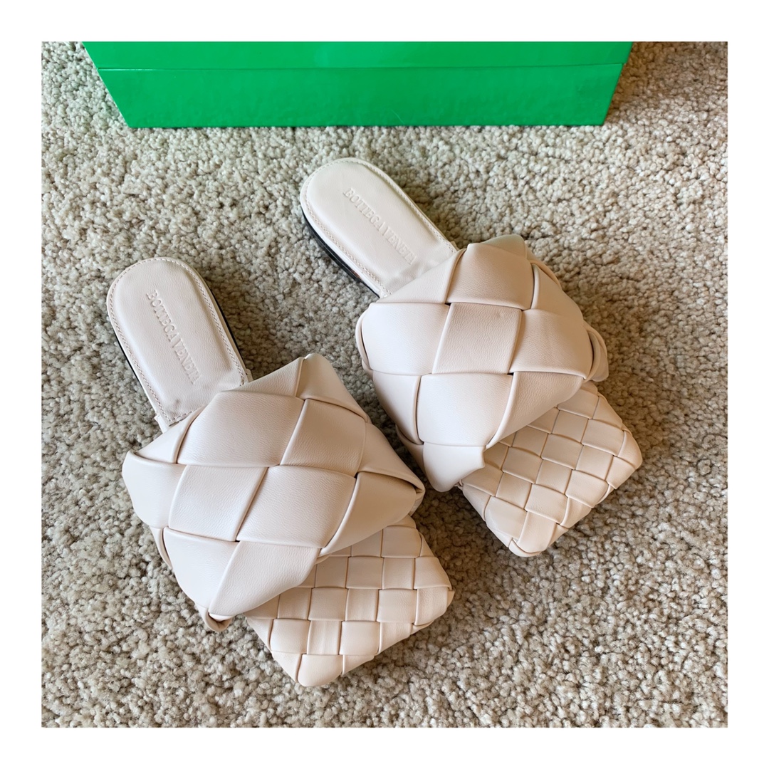 Bo*te*ga ve*ne*ta sandals