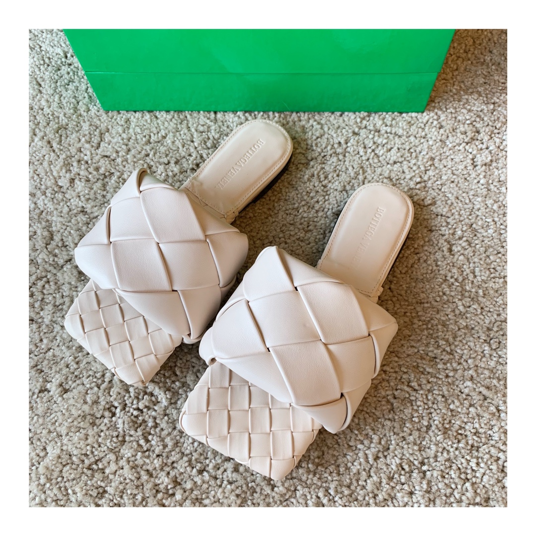 Bo*te*ga ve*ne*ta sandals