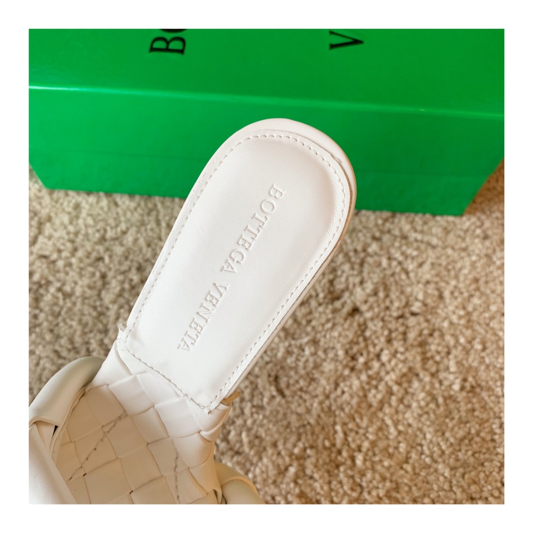 Bo*te*ga ve*ne*ta sandals