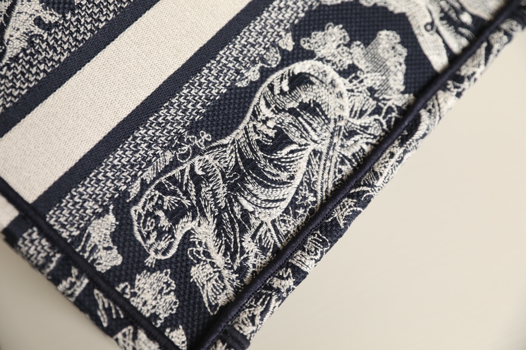 D*or small book tote-26*8*22cm