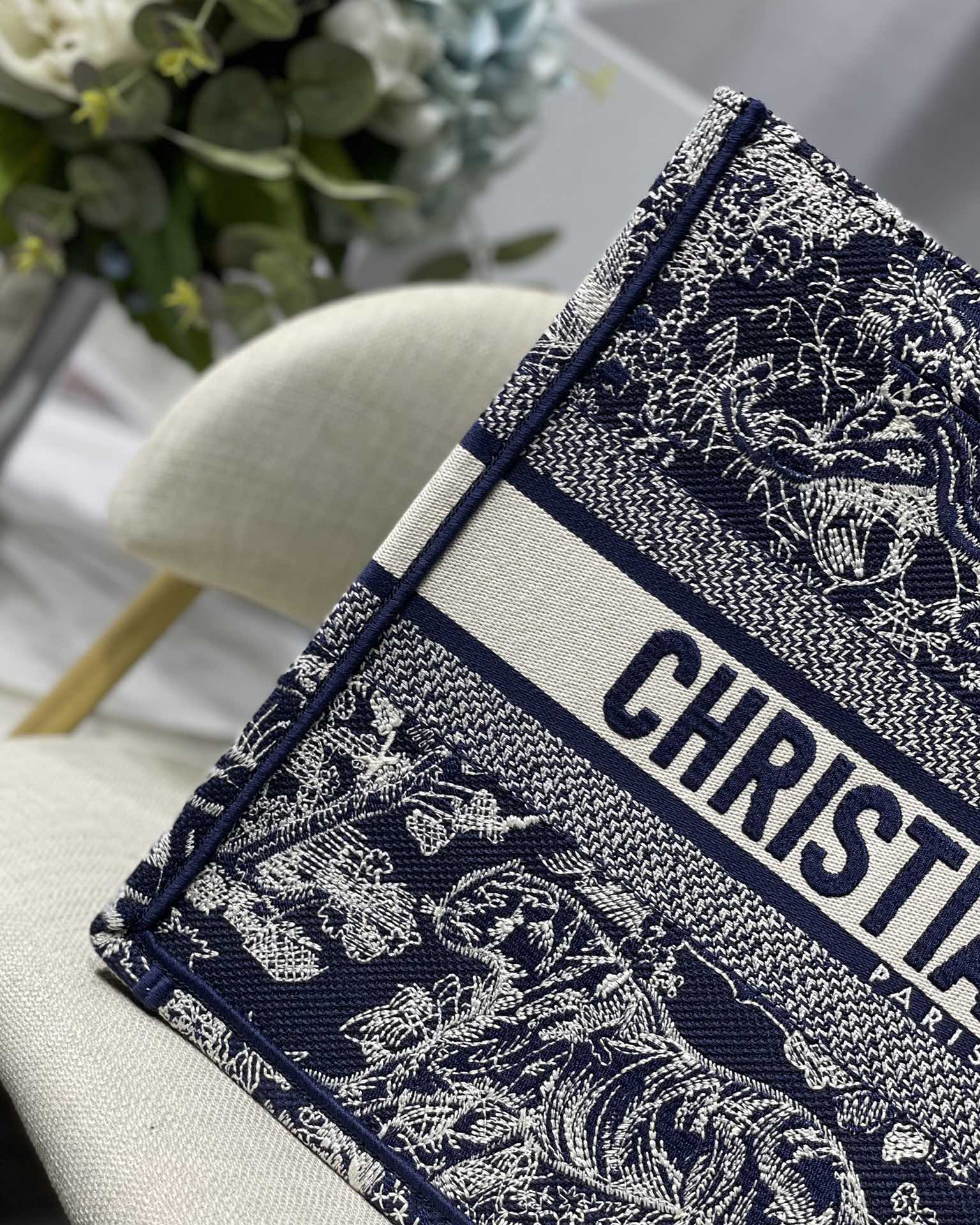 D*or small book tote-36.5cm