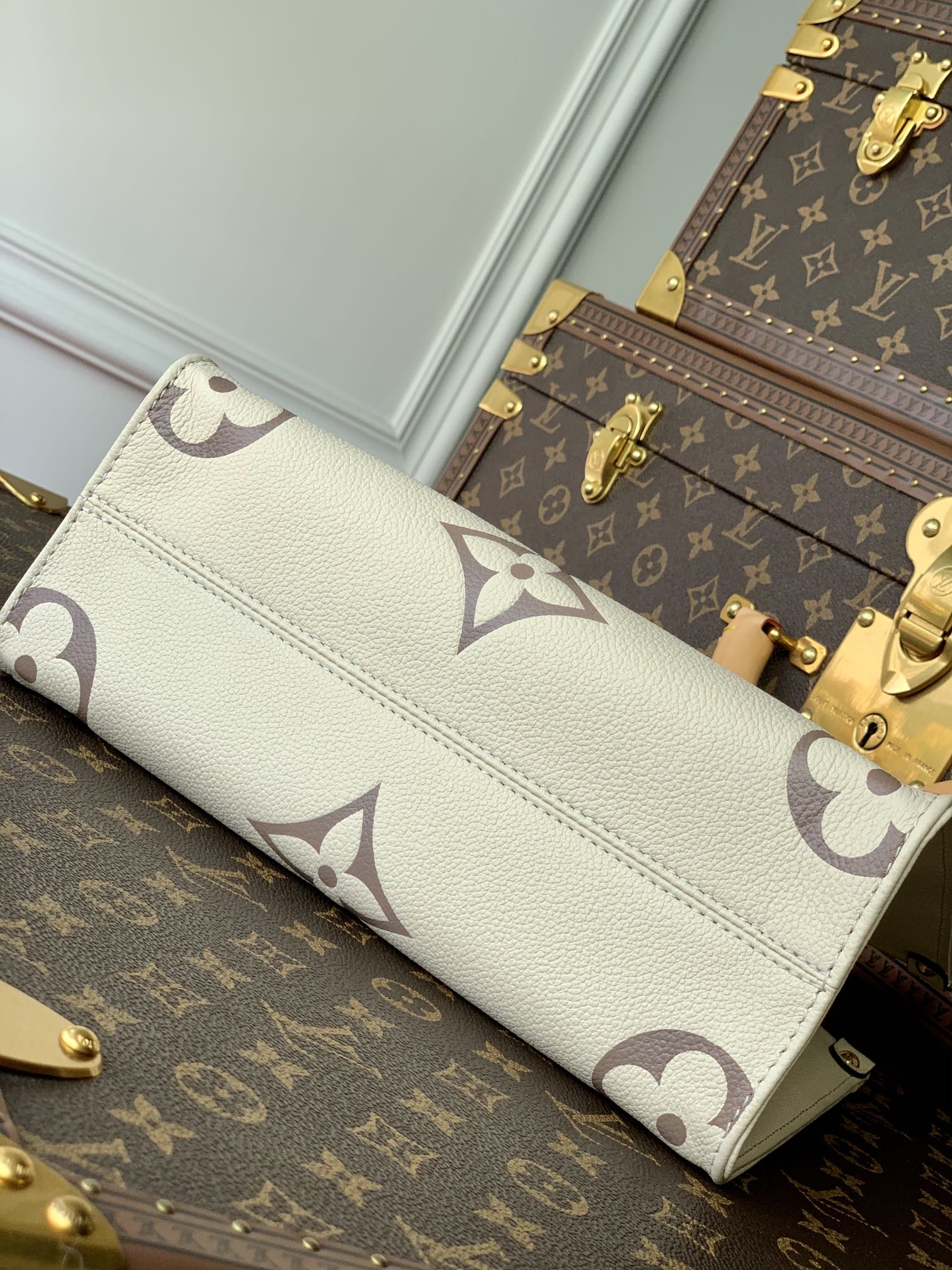 l**is V*t*n onthego handbag-28*11*19cm