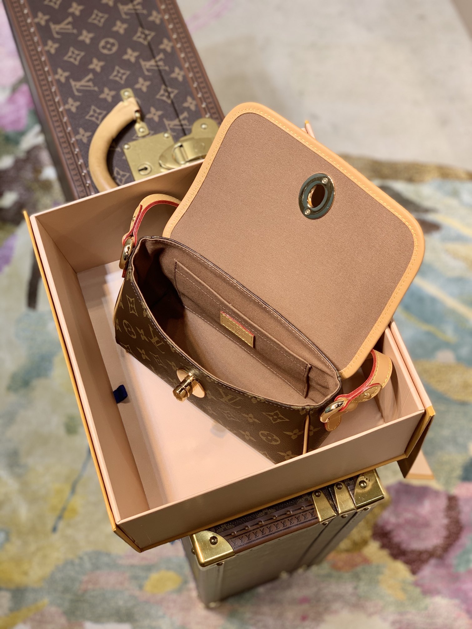 l**is V*t*n tikal pm-22.5×13×8cm