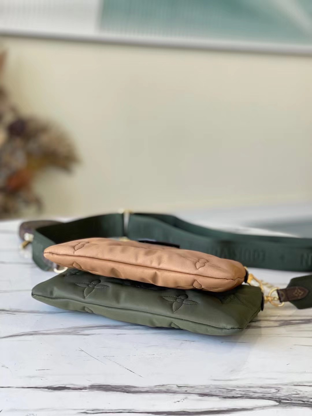 l**is V*t*n multi pochette accessoires-34 x 21.5 x 5cm