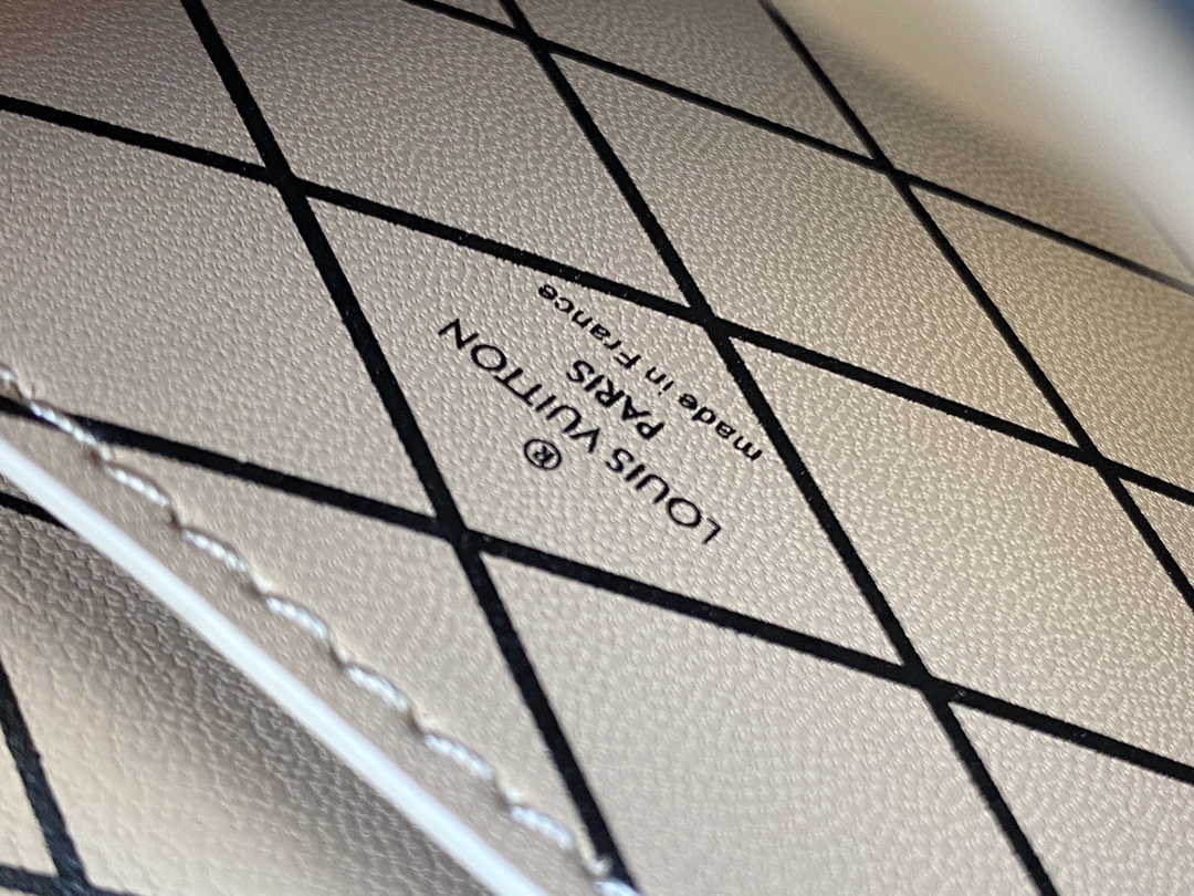 l**is V*t*n trunk vertical-11*17.5*3.5cm