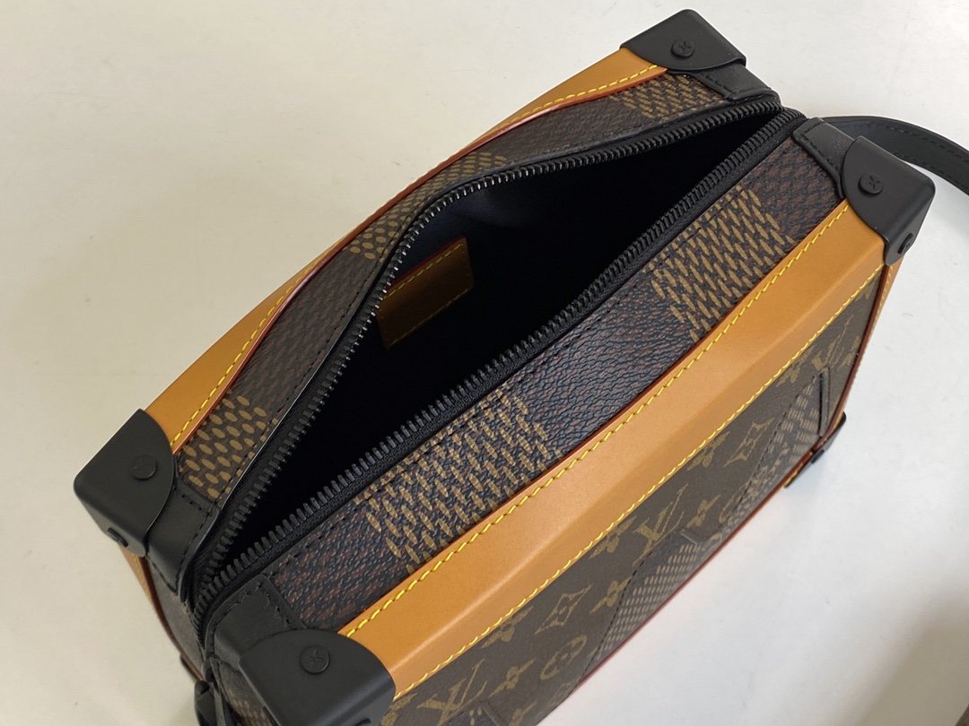 l**is V*t*n soft trunk-25x17x9.5m