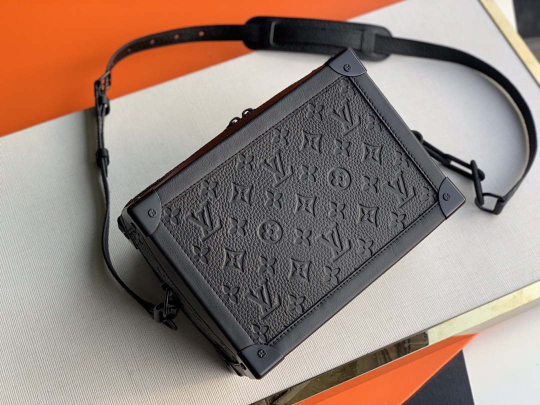 l**is V*t*n soft trunk-25x17x9.5m