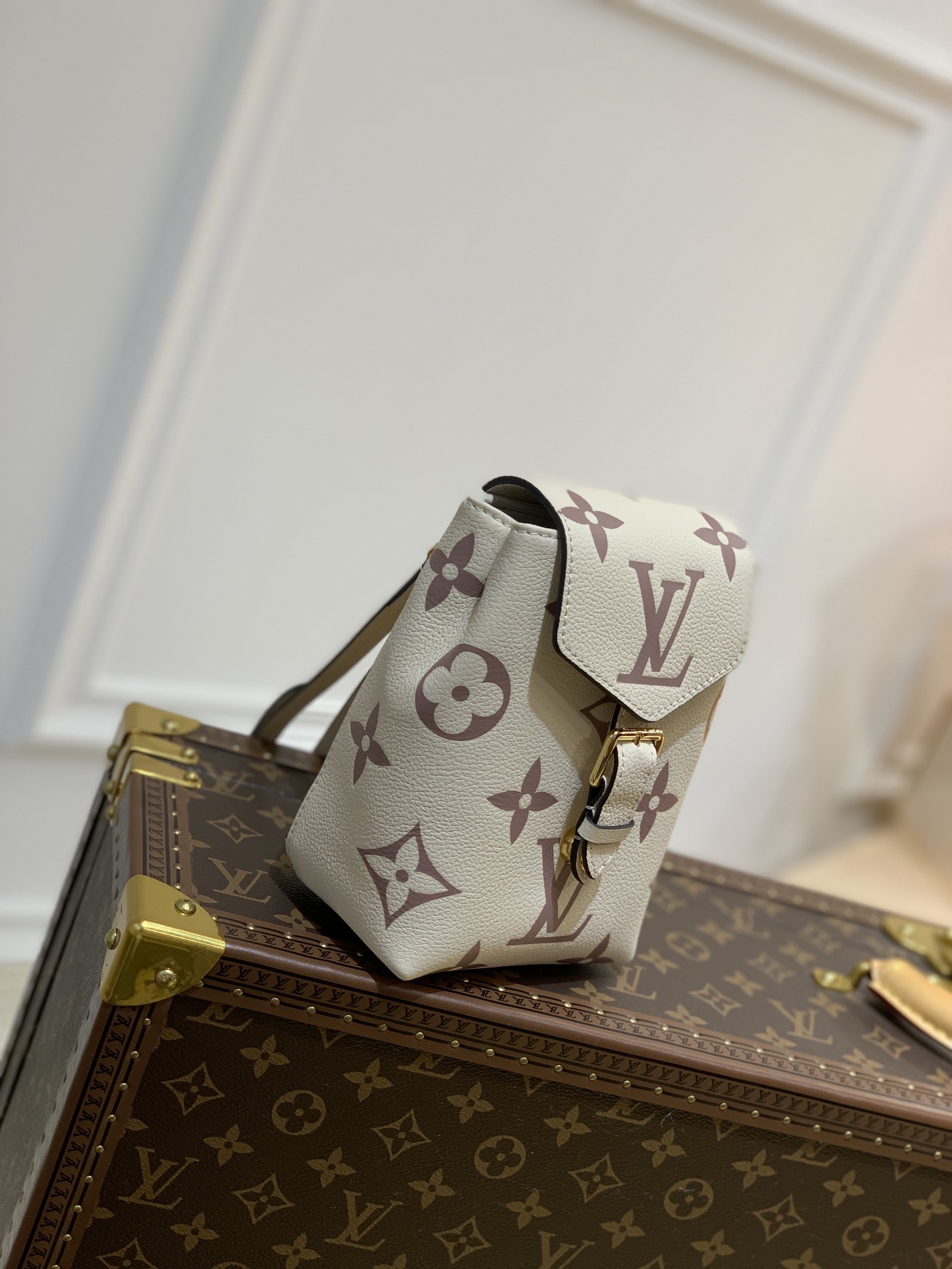 l**is V*t*n by the pool backpack m80738-13*19*8cm