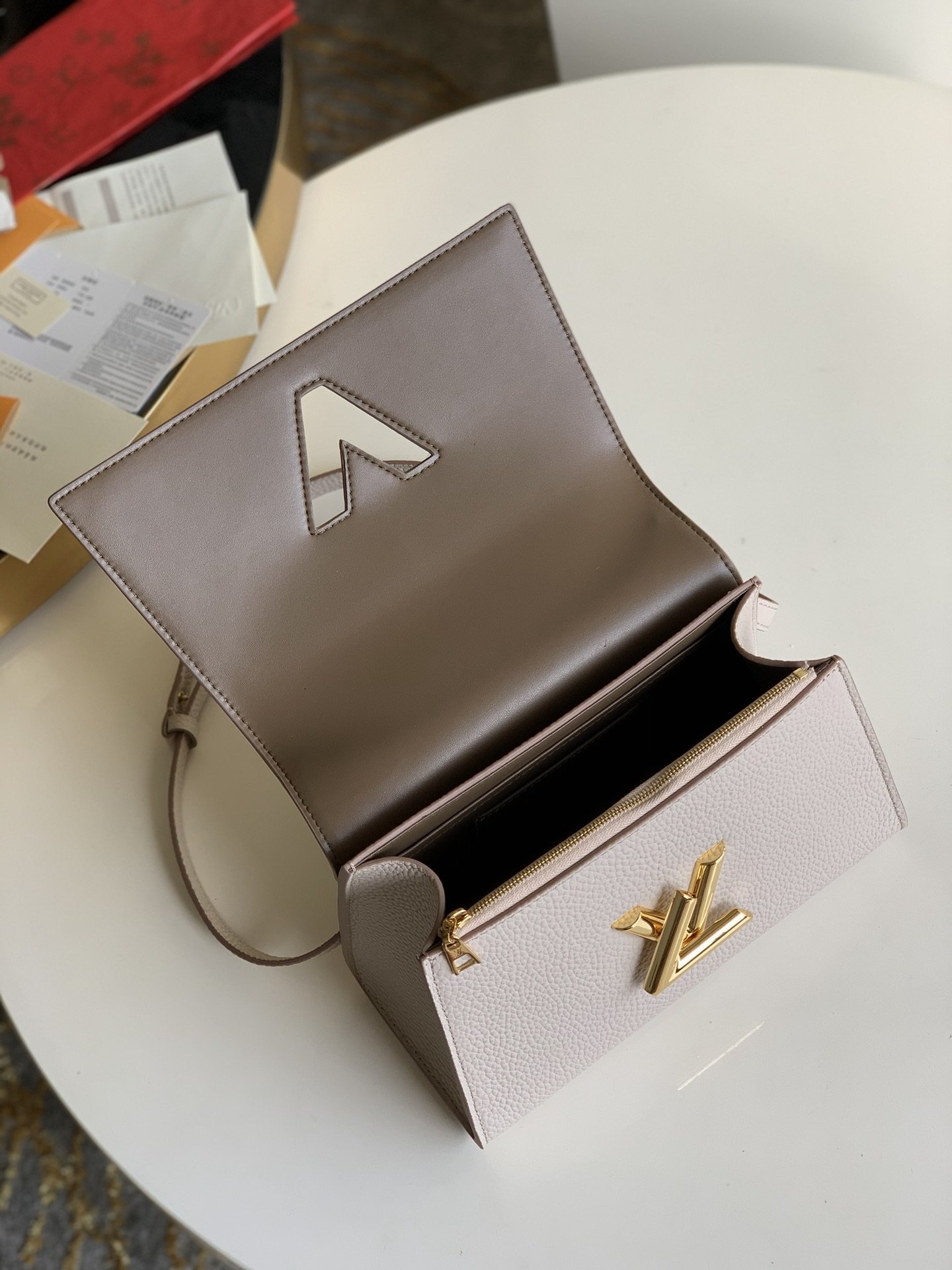 l**is V*t*n twist one handle-17.0 x 25.0 x 11cm