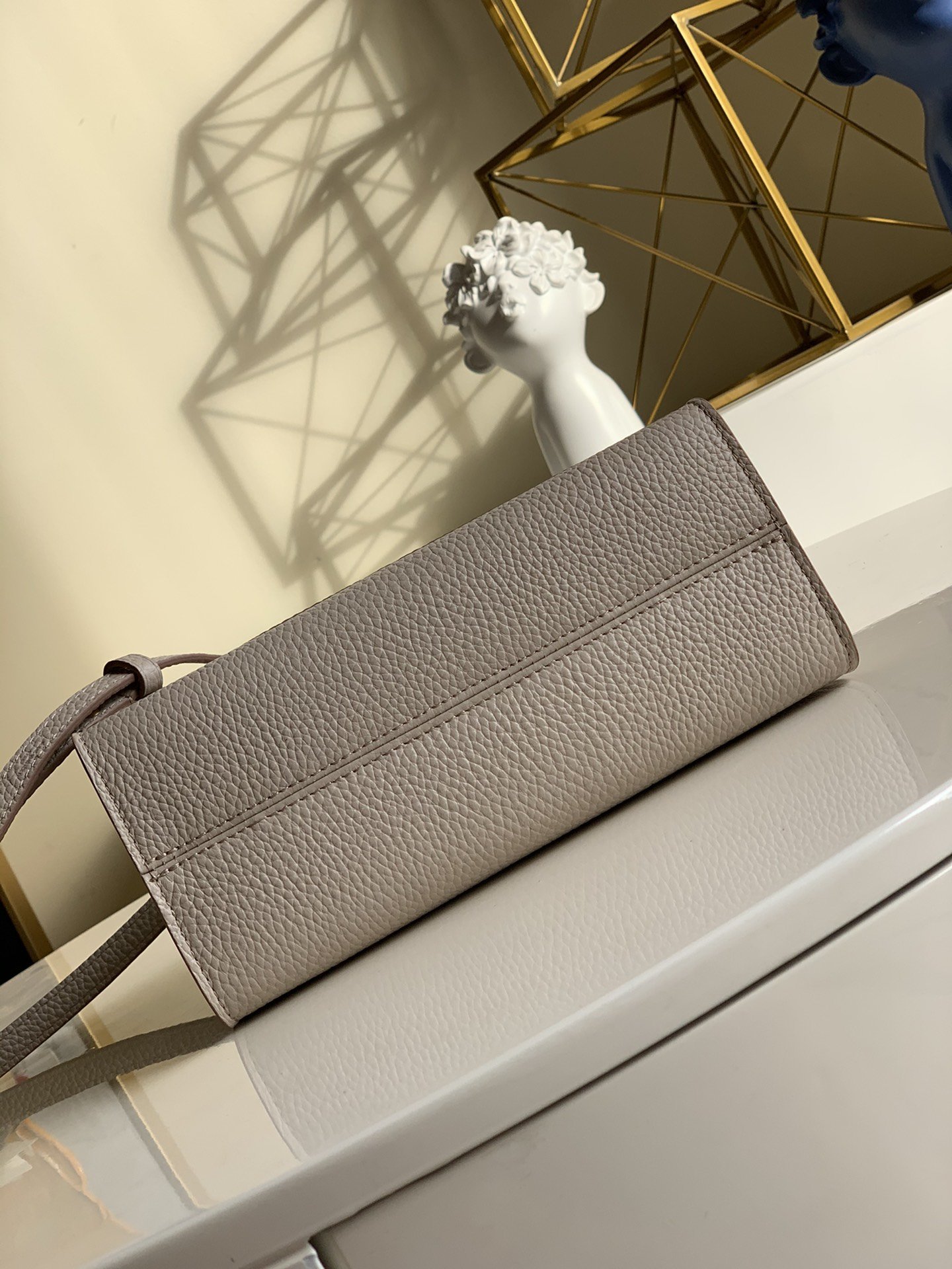 l**is V*t*n twist one handle-17.0 x 25.0 x 11cm