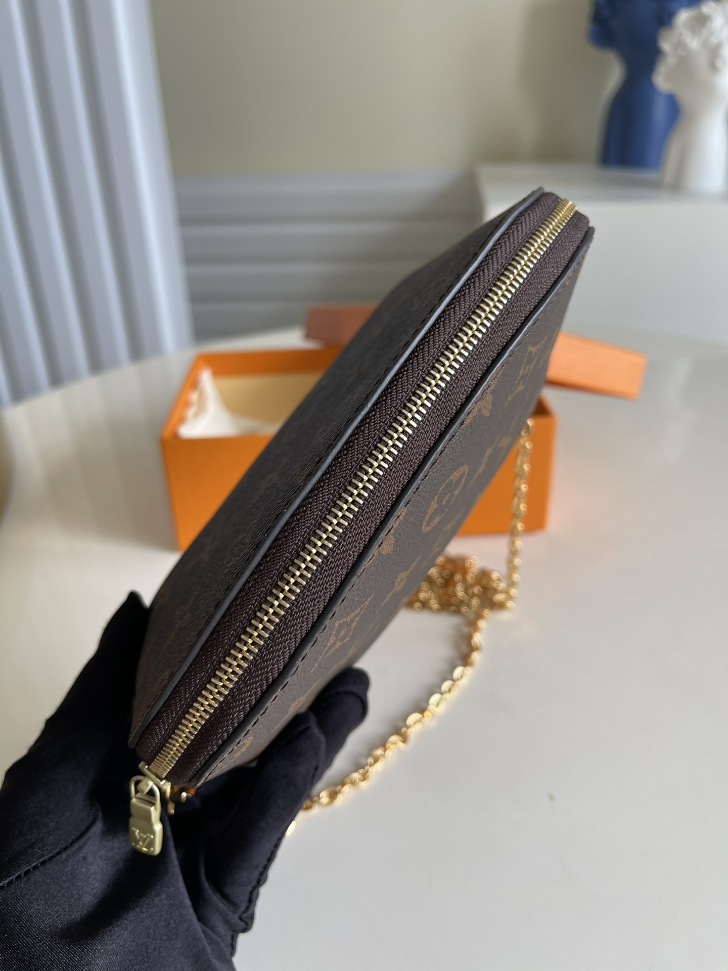 l**is V*t*n cosmetic bag-17*12*6cm