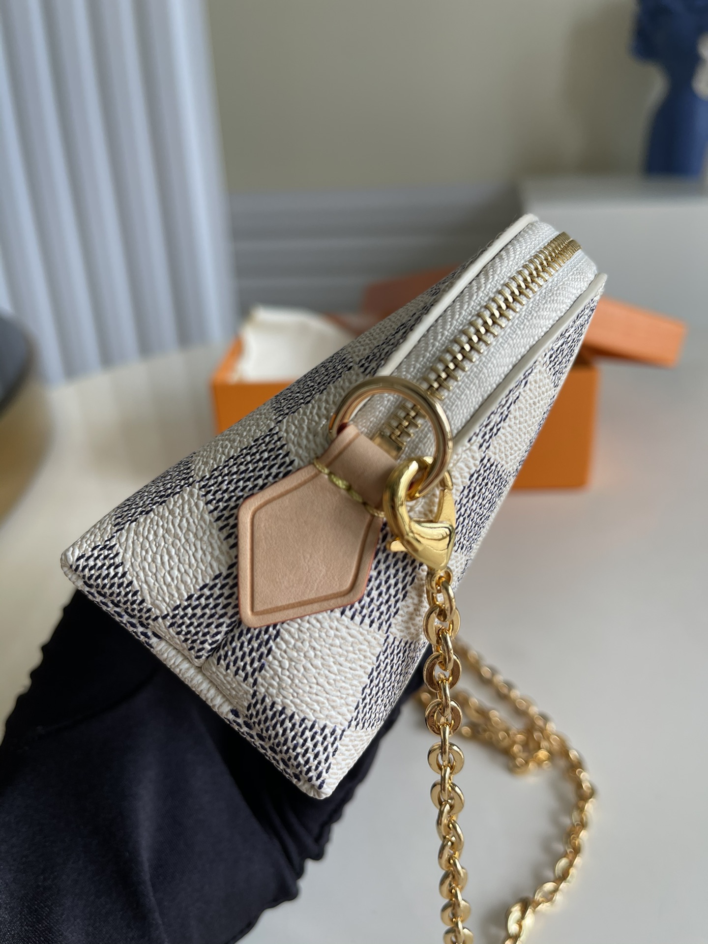 l**is V*t*n cosmetic bag-17*12*6cm