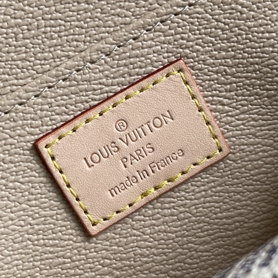 l**is V*t*n cosmetic bag-17*12*6cm