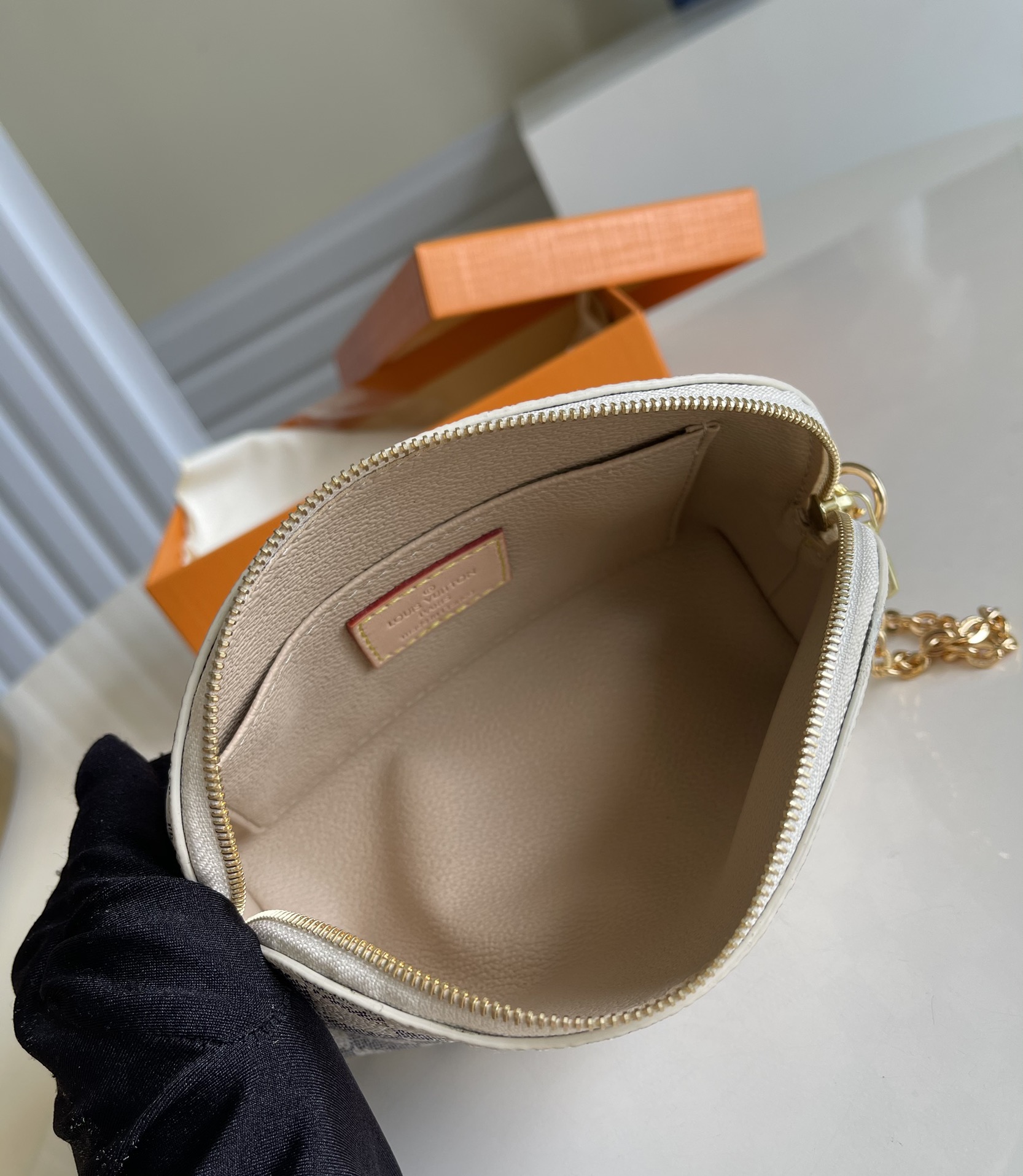 l**is V*t*n cosmetic bag-17*12*6cm