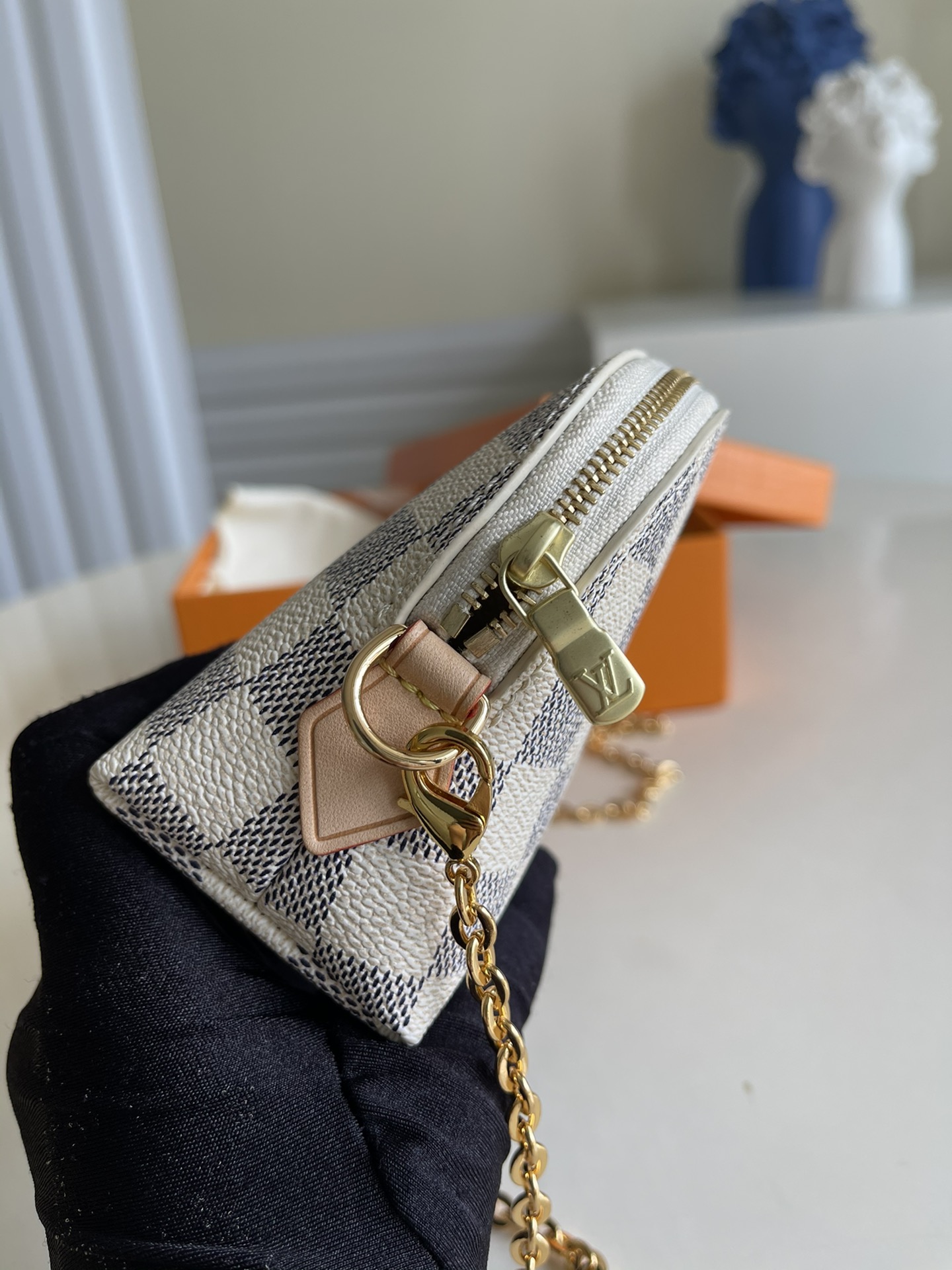 l**is V*t*n cosmetic bag-17*12*6cm