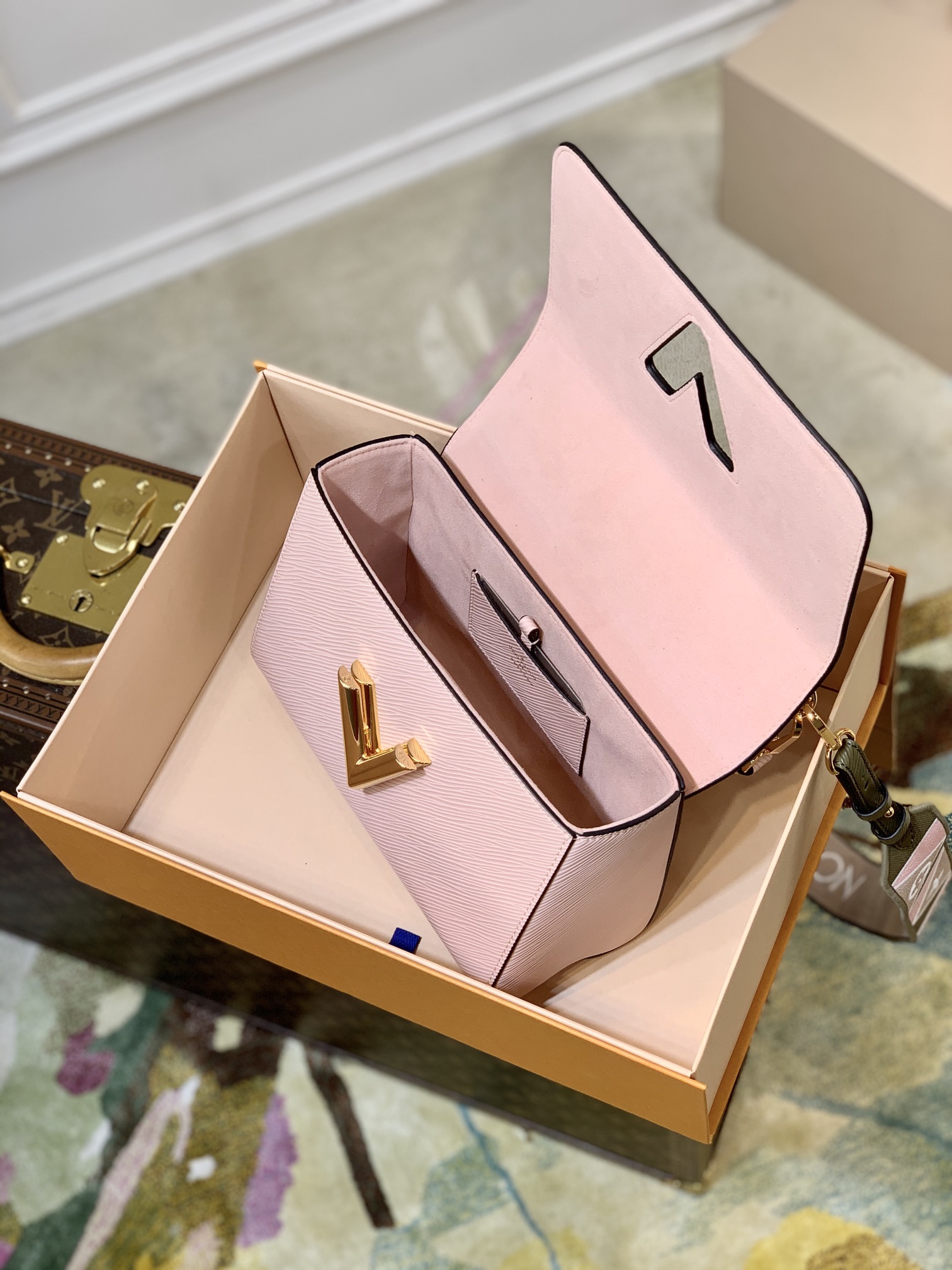 l**is V*t*n twist mm-23*17*9.5cm