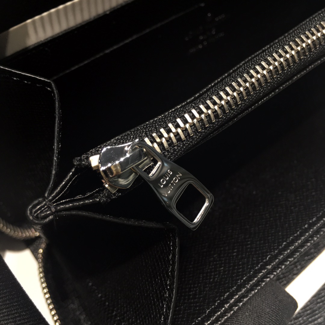 l**is V*t*n zippy wallet-19*10*2cm