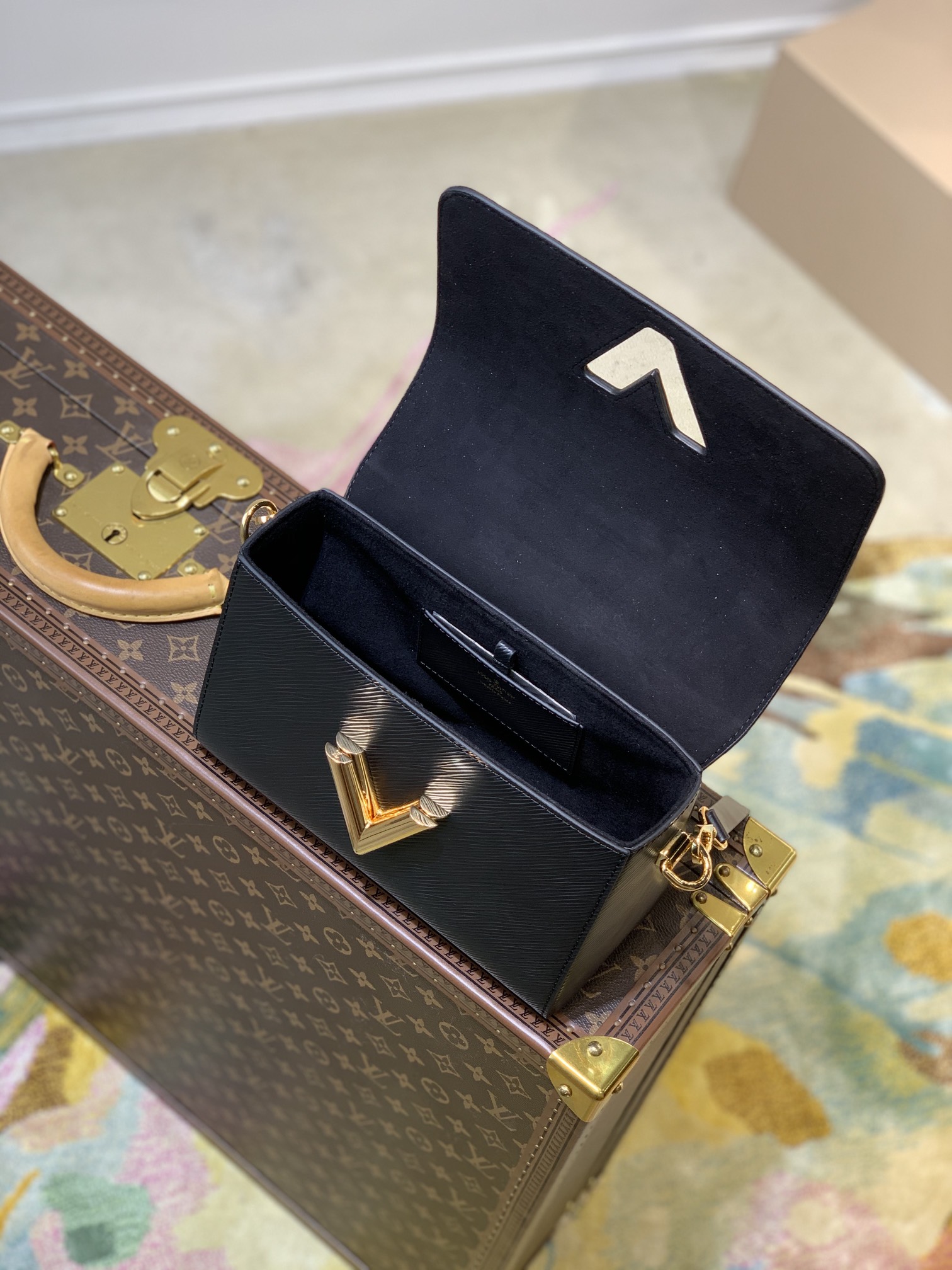 l**is V*t*n twist mm-23*18*8cm