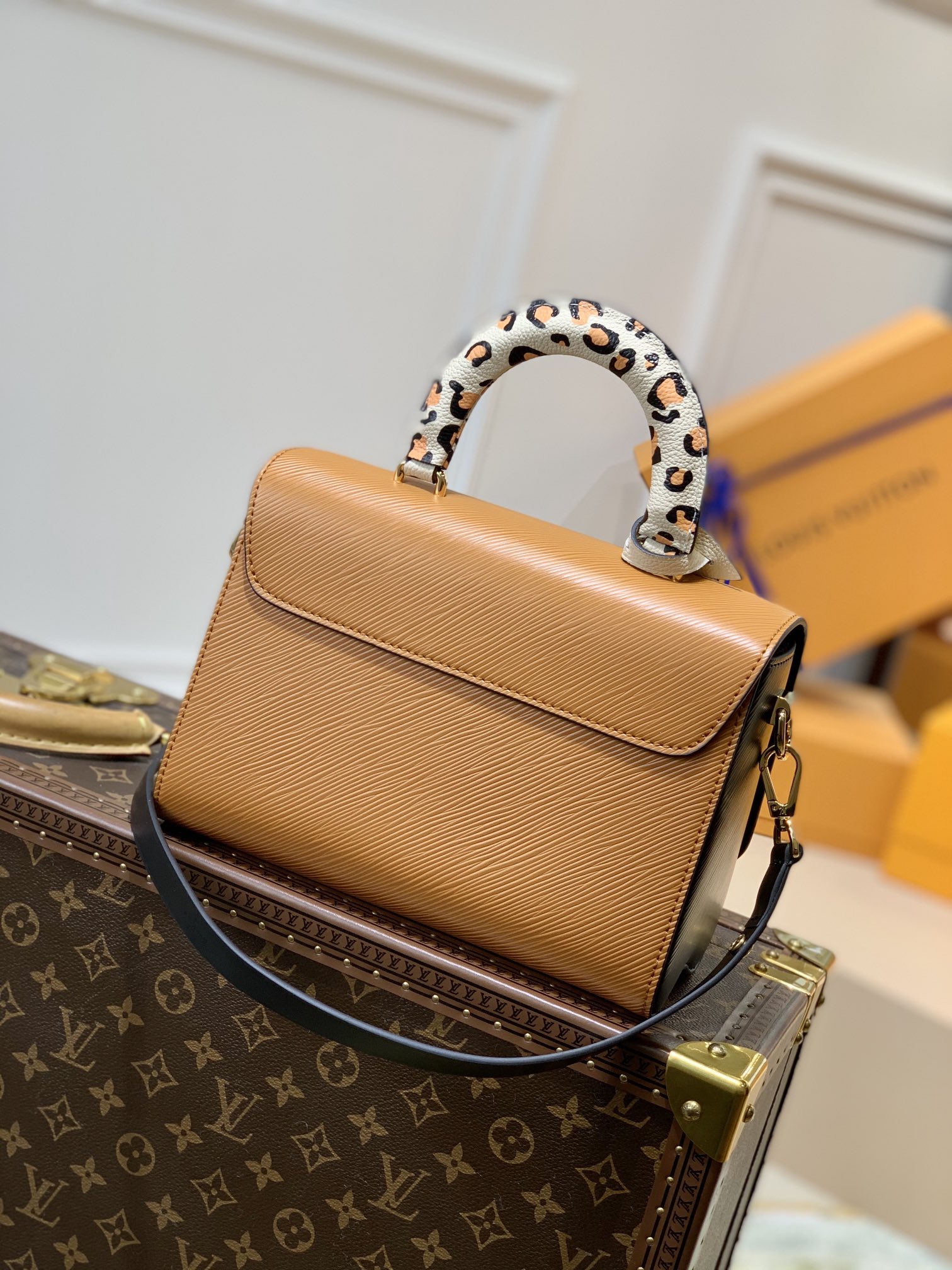 l**is V*t*n twist mm-23*18*8cm