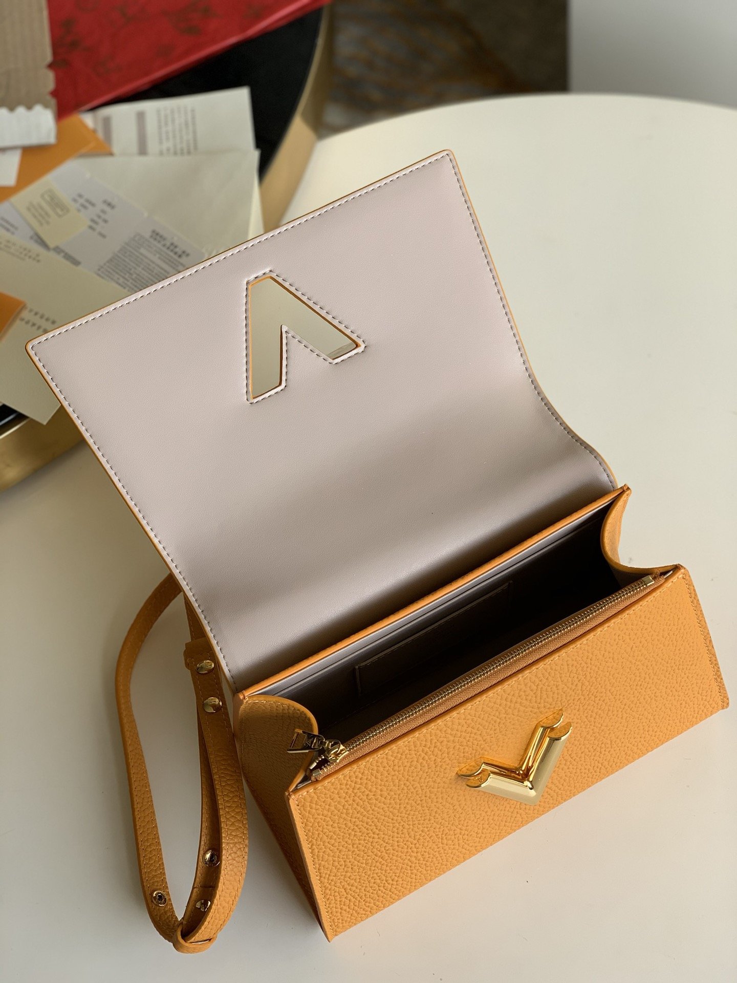 l**is V*t*n twist one handle-17.0 x 25.0 x 11cm