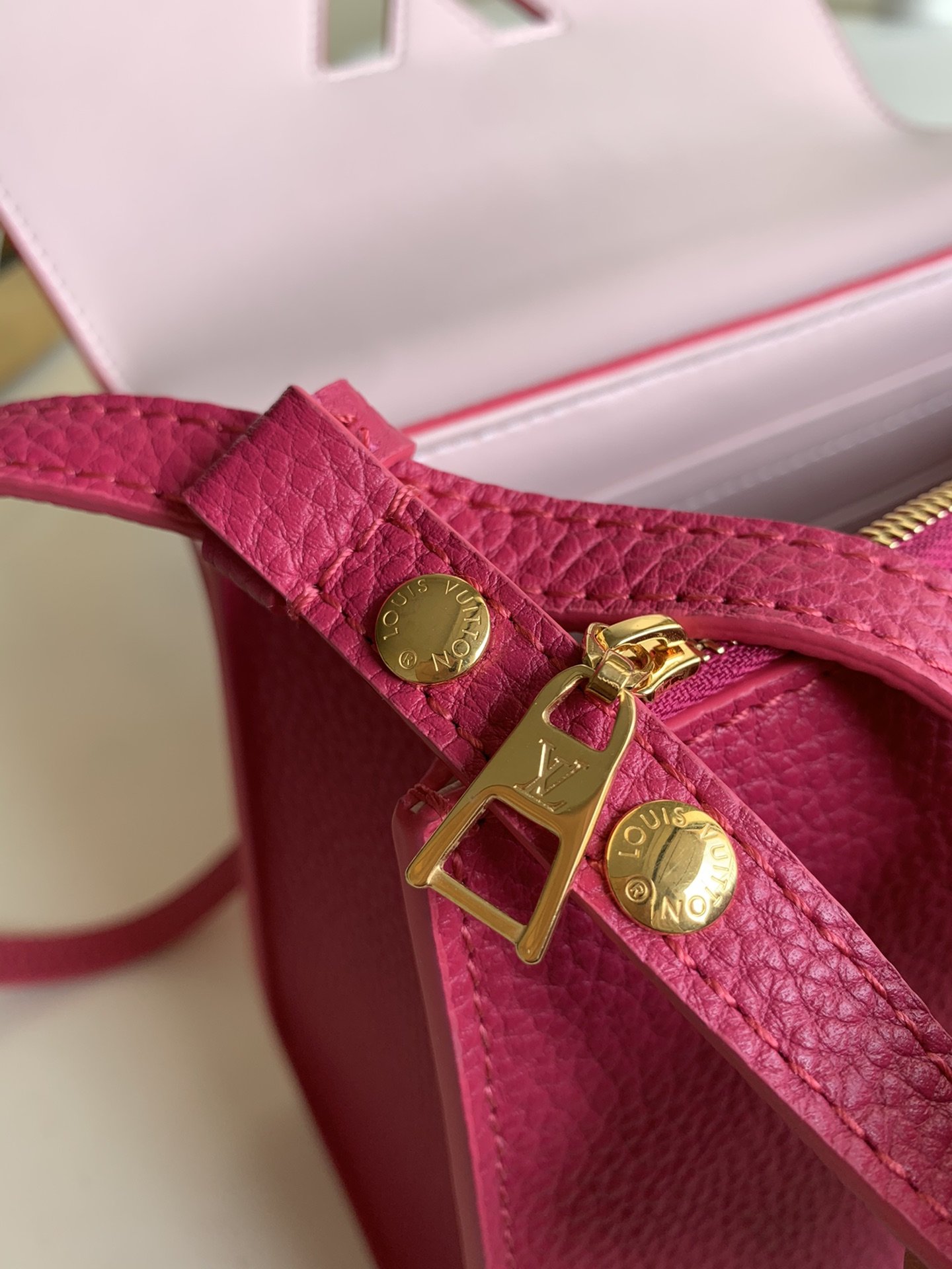 l**is V*t*n twist one handle-17.0 x 25.0 x 11cm