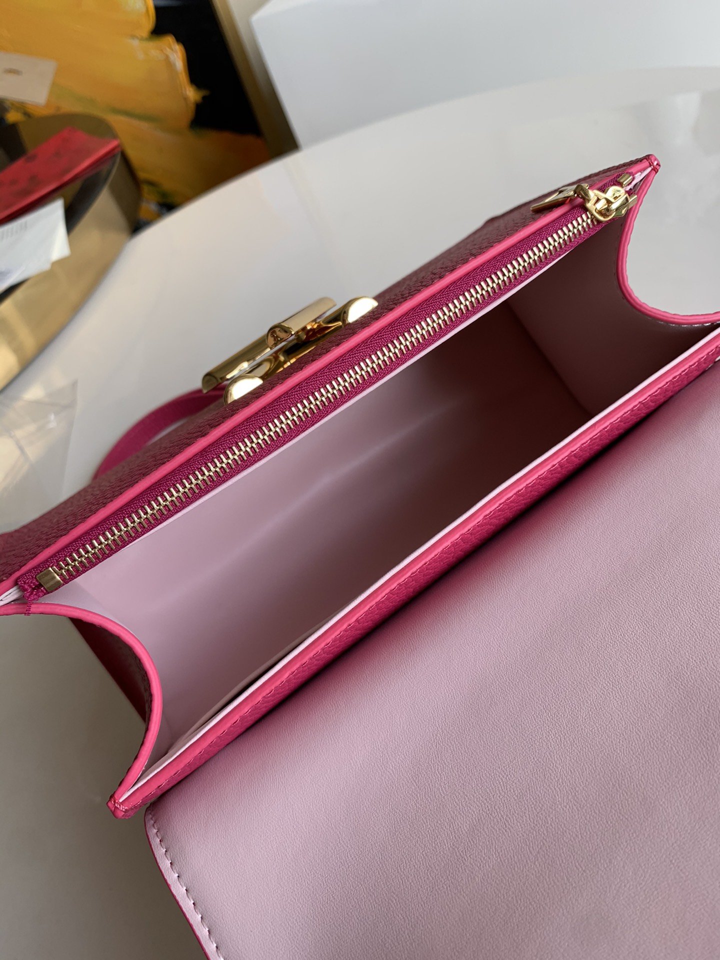 l**is V*t*n twist one handle-17.0 x 25.0 x 11cm