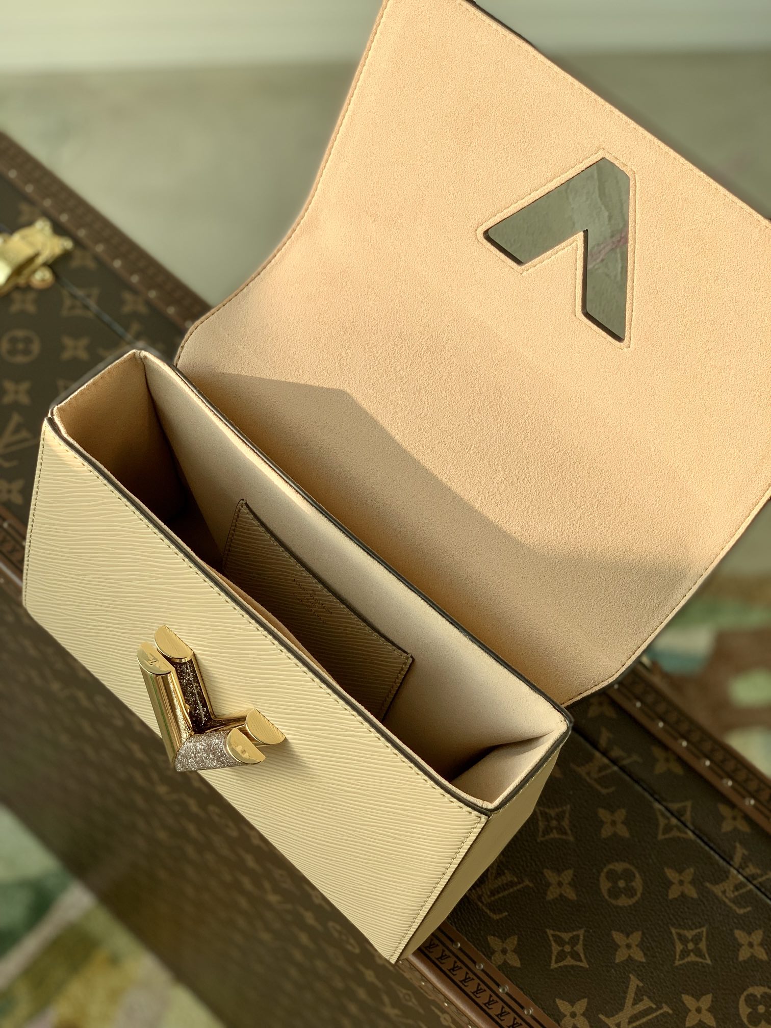 l**is V*t*n twist mm-23*18*8cm