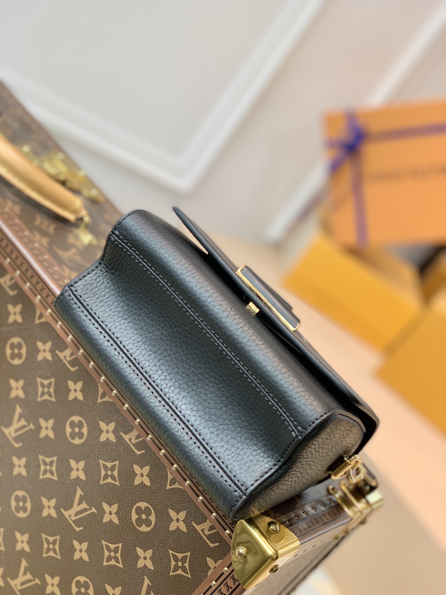 l**is V*t*n twist -18*13*9cm