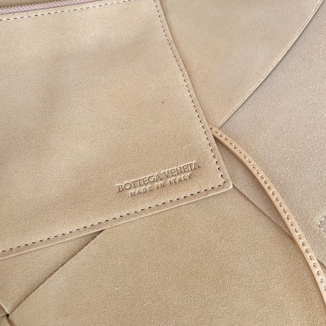 Bo*te*ga ve*ne*tatote-41×27×14cm