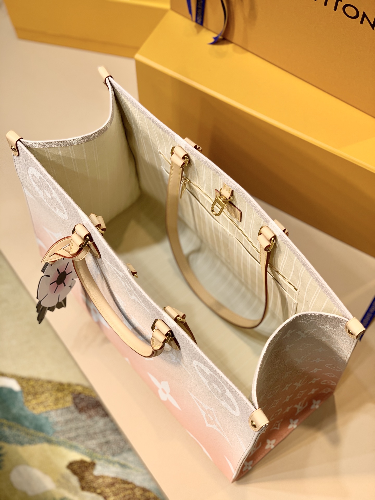 l**is V*t*n by the pooll onthego handbag-35*27*14cm