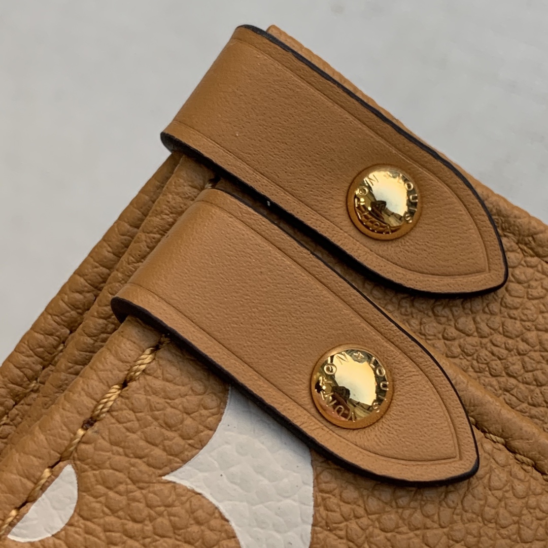 l**is V*t*n by the pooll onthego handbag-35*27*14cm