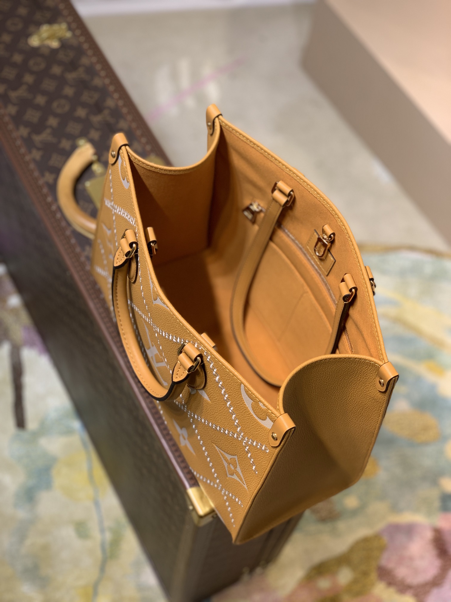 l**is V*t*n by the pooll onthego handbag-35*27*14cm