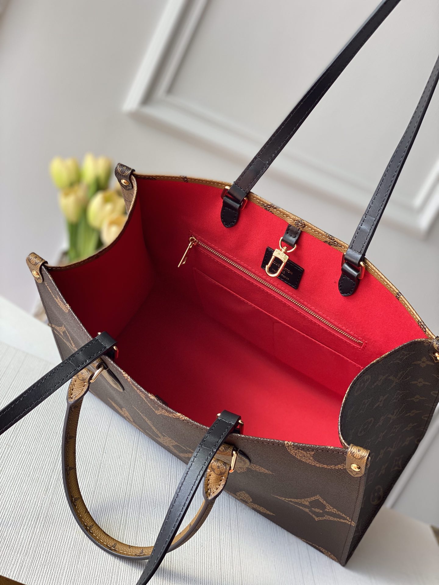 l**is V*t*n small onthego handbag-35*28*15cm(black strap)