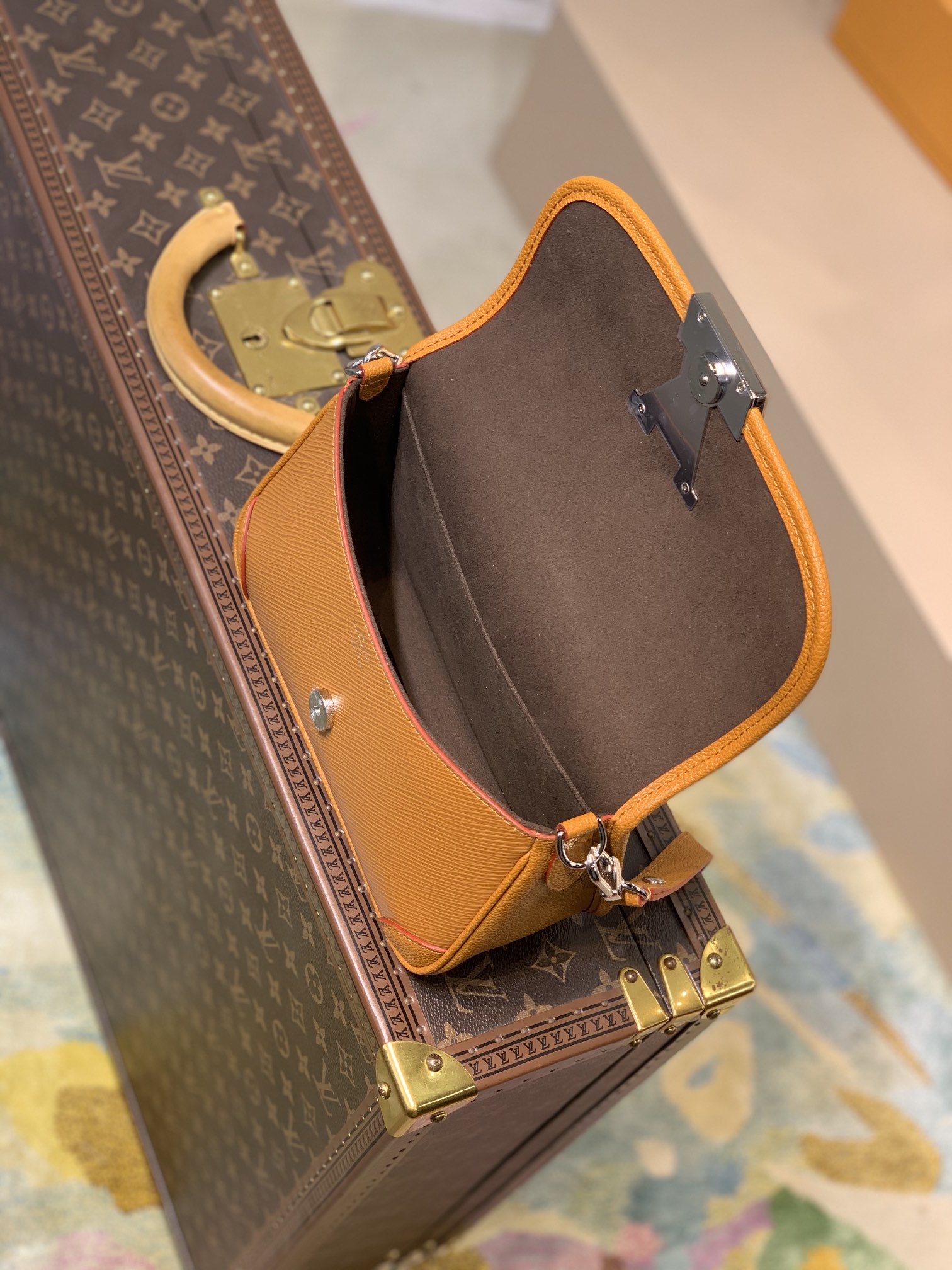 l**is V*t*n buci handbag-24.5 x 15.5 x 9cm