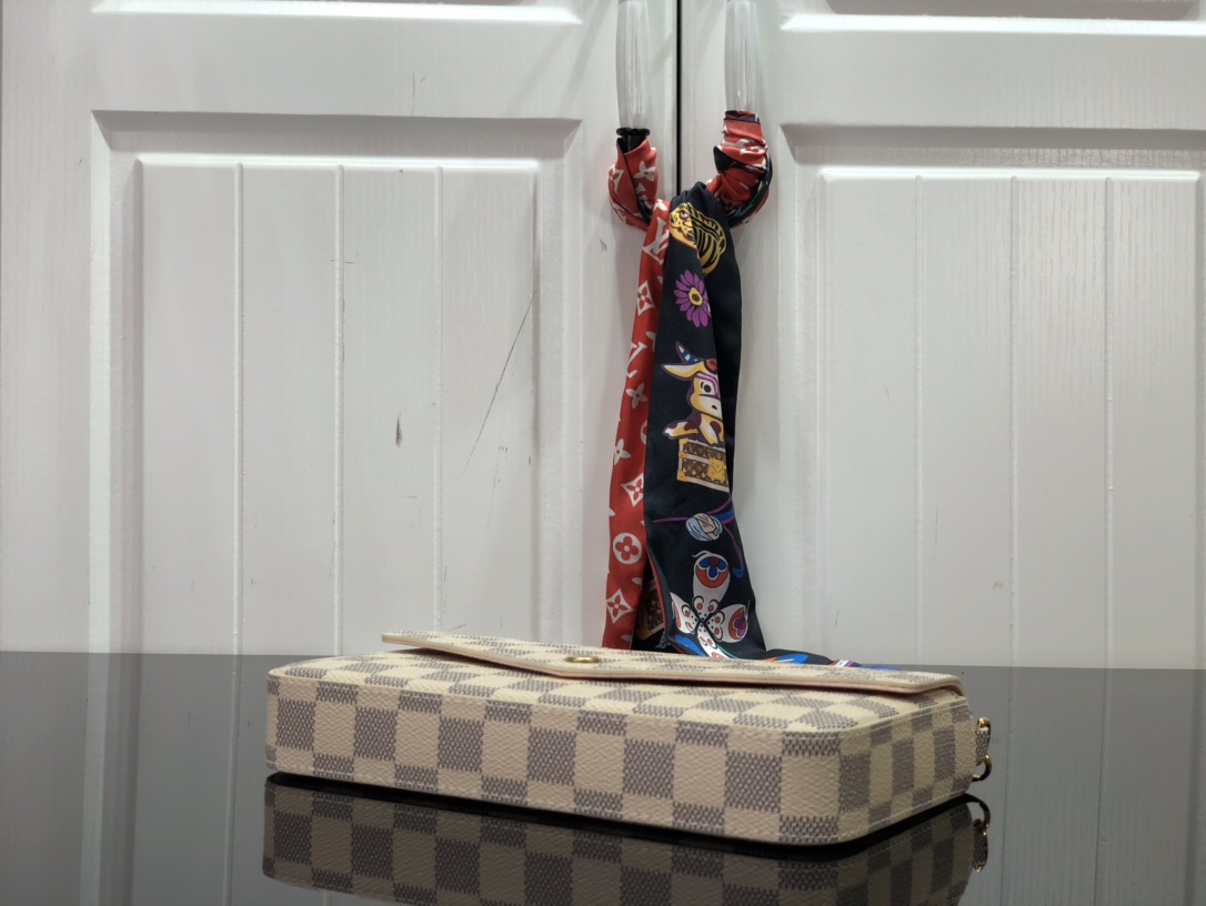 l**is V*t*n pochette félicie wallet -21*11* 2cm