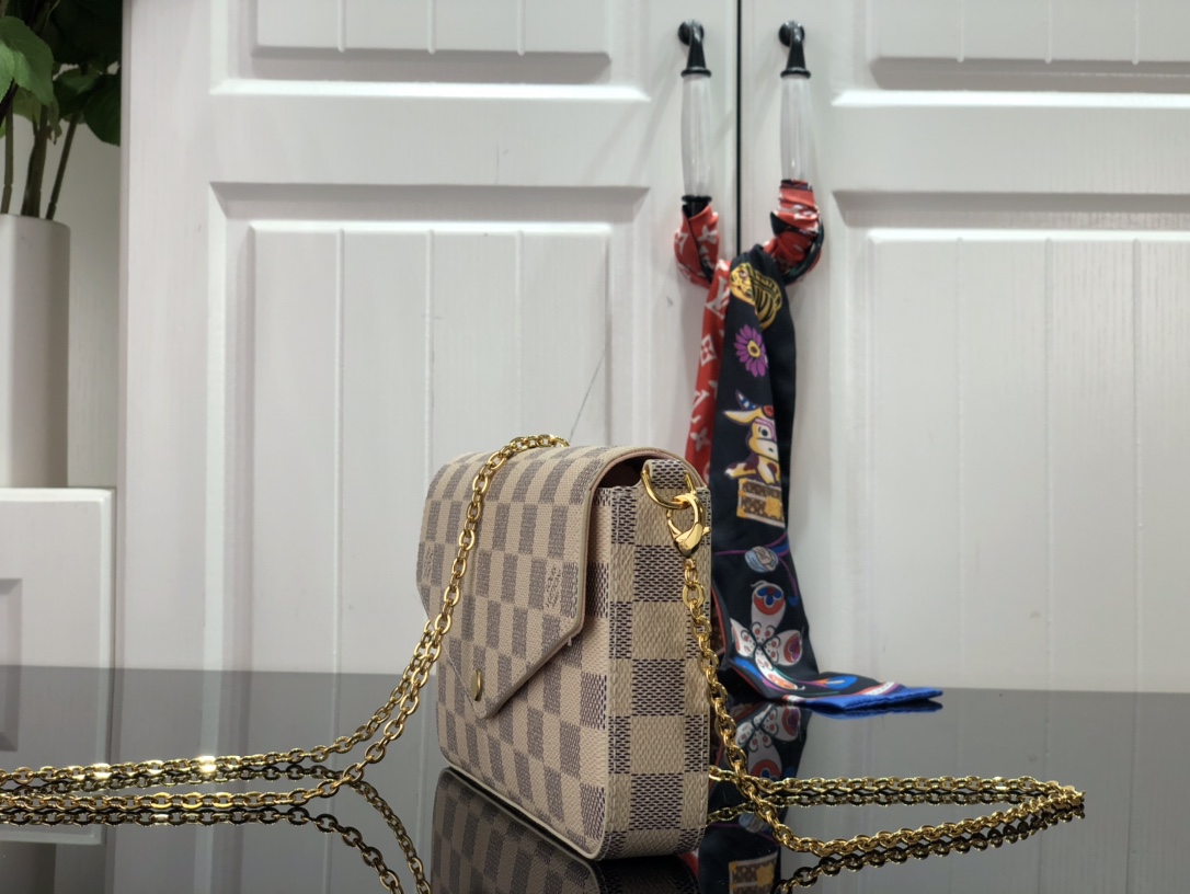 l**is V*t*n pochette félicie wallet -21*11* 2cm