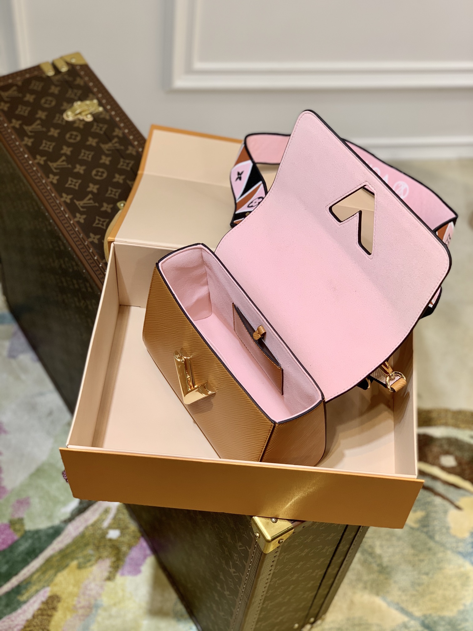 l**is V*t*n twist mm-23*17*9.5cm