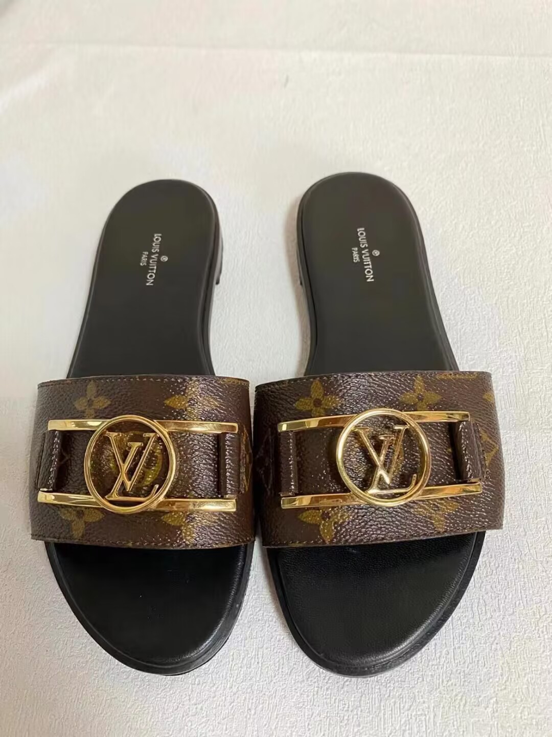 l**is V*t*n sandals