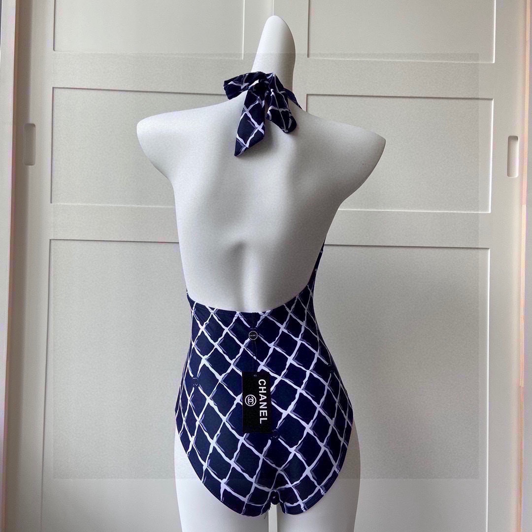 l**is V*t*n swimsuit