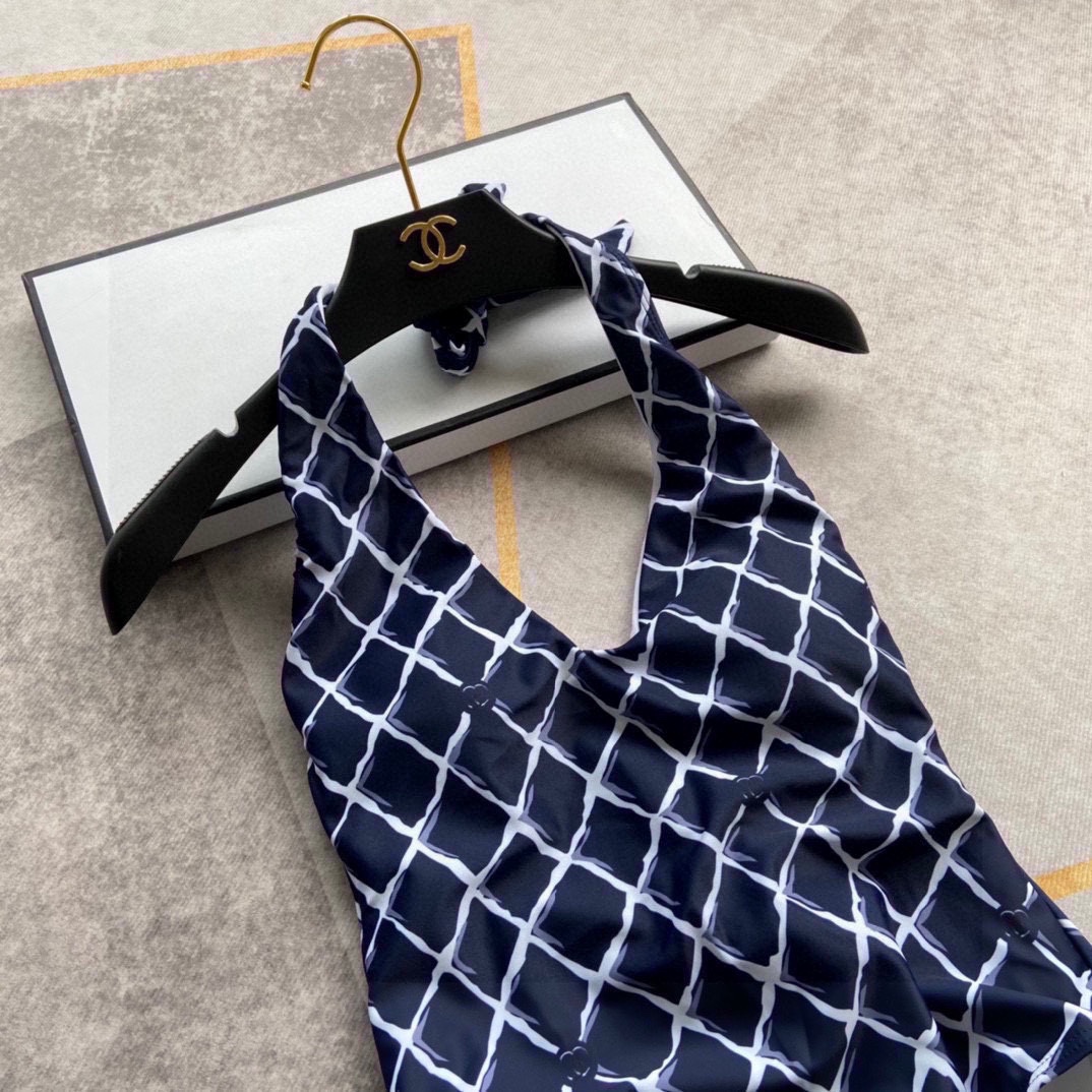 l**is V*t*n swimsuit